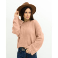 Персиковый свитер с расклешенными рукавами
