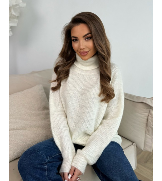 Молочный теплый свитер объемной вязки