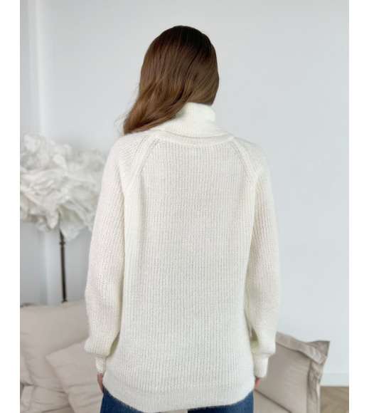 Молочный теплый свитер объемной вязки