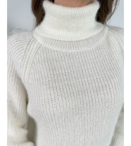 Молочный теплый свитер объемной вязки