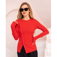 Красный трикотажный свитер с разрезом