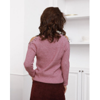 Темно-розовый вязаный свитер с вырезами на плечах