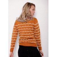Оранжевый свитер с волнистыми полосками