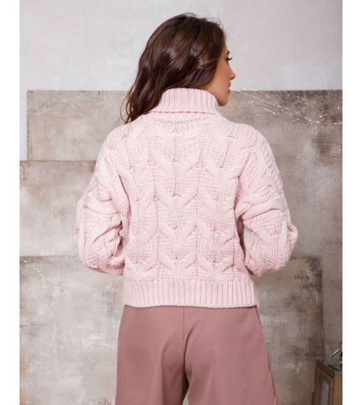 Розовый свитер-гольф объемной вязки