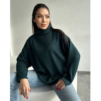 Зеленый удлиненный свитер с высоким горлом