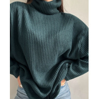 Зеленый удлиненный свитер с высоким горлом