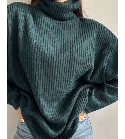 Зеленый удлиненный свитер с высоким горлом