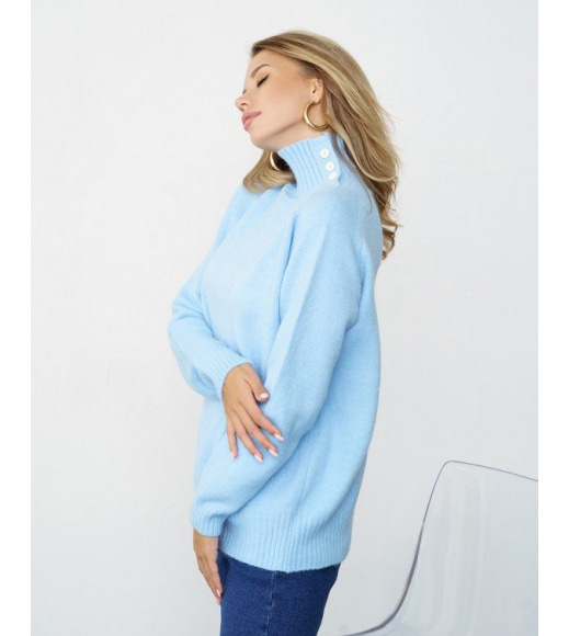 Блакитний мохеровий трикотажний светр з гудзиками на горловині
