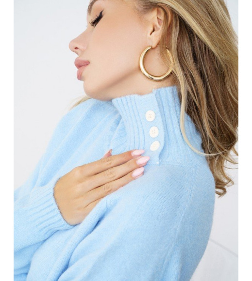 Блакитний мохеровий трикотажний светр з гудзиками на горловині
