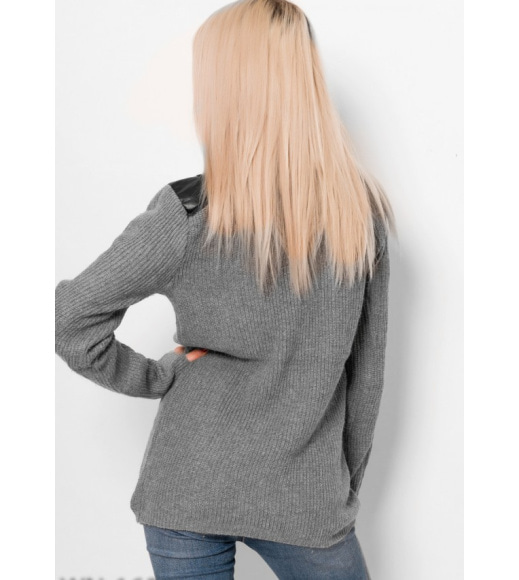 Серый вязаный свитер с кожаными вставками на плечах и воротником-хомутом