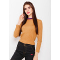 Горчичный меланжевый фактурный свитер с объемным цветным воротником