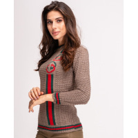 Коричневый свитер с красно-зеленым узором