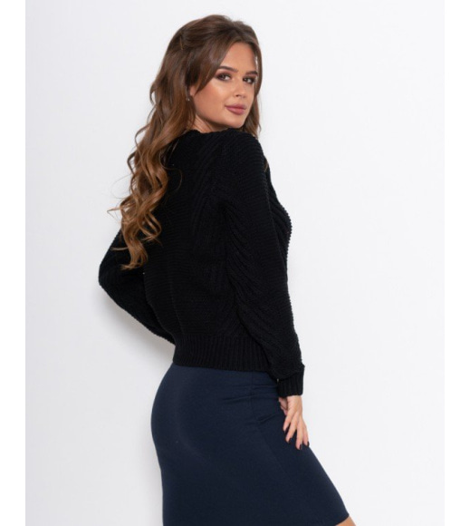 Черный свитер объемной комбинированной вязки