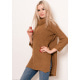 Удлиненный вязаный свитер коричневого цвета с разрезами и воротником-хомутом