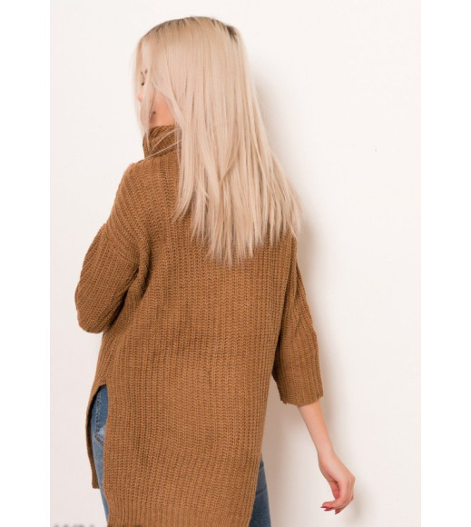 Удлиненный вязаный свитер коричневого цвета с разрезами и воротником-хомутом