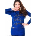 Яскраво-синій светр з надписом і декоративною блискавкою