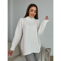 Молочная кашемировая водолазка в стиле оверсайз