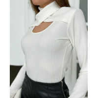 Молочний трикотажний светр із оригінальною горловиною