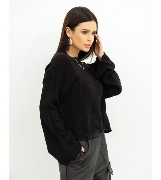 Черный свитер с расклешенными рукавами