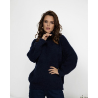 Темно-синий теплый свитер объемной вязки