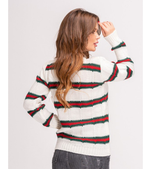 Белый вязаный свитер с красно-зелеными полосками