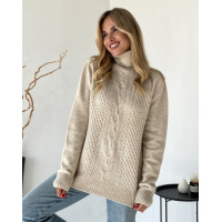 Бежевый свитер объемной вязки с высоким горлом