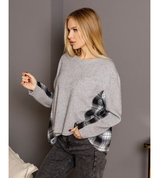 Серый комбинированный свитер с клетчатой вставкой