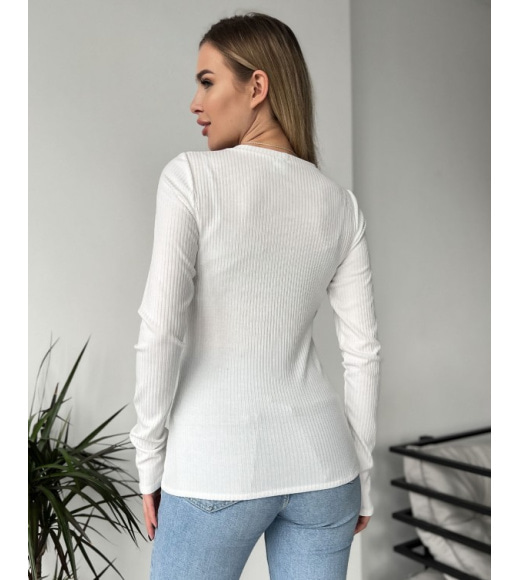 Молочний трикотажний светр із розрізом