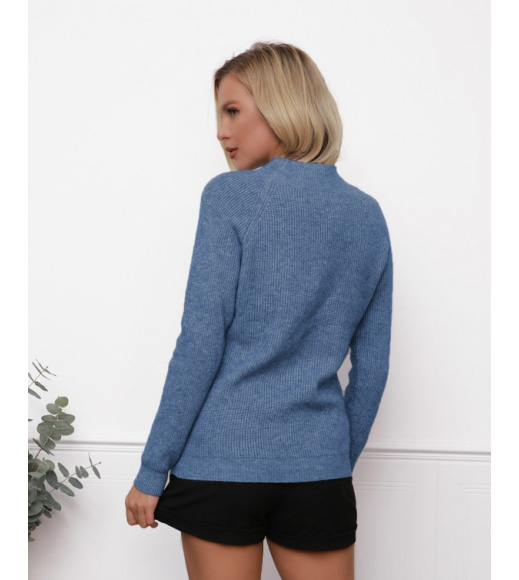 Синий шерстяной свитер фактурной вязки