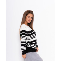 Черно-белый теплый свитер с полосками