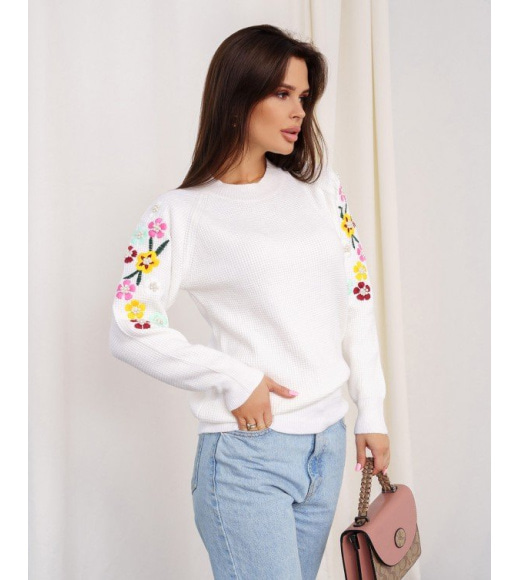 Белый вязаный свитер с цветочным узором