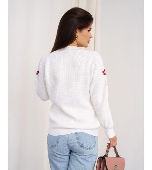 Білий трикотажний светр з квітковим візерунком