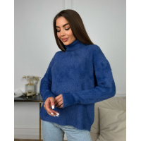 Синий гольф из объемной пряжи-травки