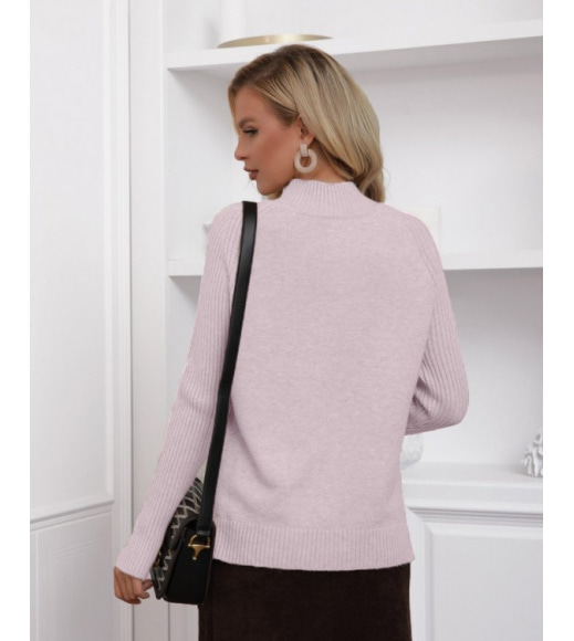 Розовый свитер с фактурными вставками