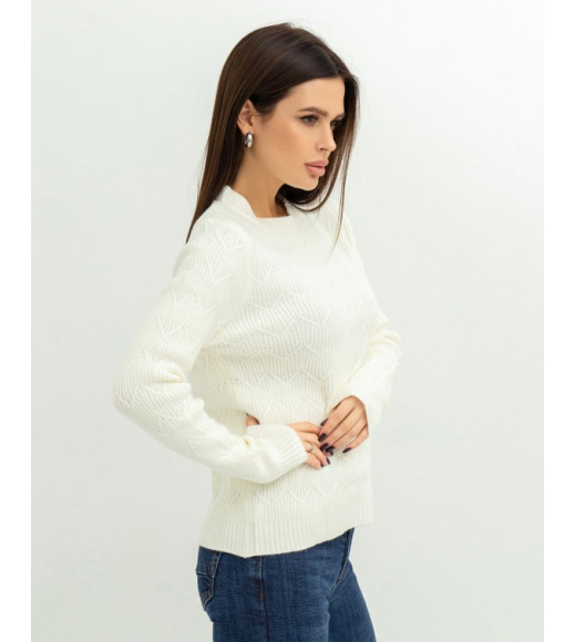 Молочный мягкий свитер с вязаными узорами