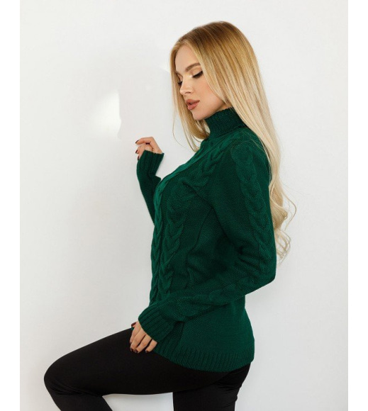Зелений светр-гольф з об`ємними косами