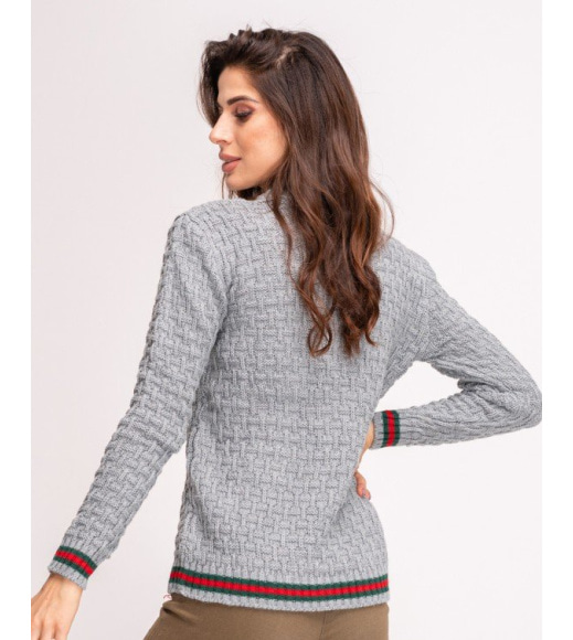 Серый шерстяной вязаный свитер с полосками и брошью