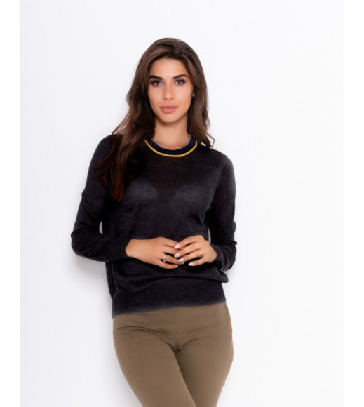 Черный тонкий свитер с полосатой манжеткой