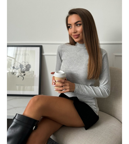 Серая хлопковая водолазка в рубчик