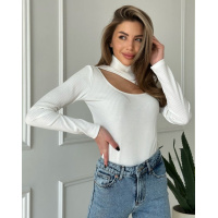 Молочный трикотажный гольф с вырезом