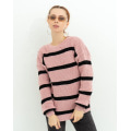 Розовый вязаный свитер с полосками
