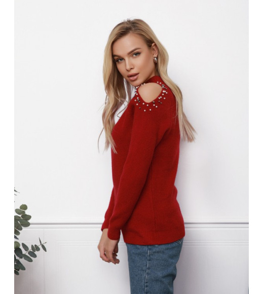 Красный вязаный свитер с вырезами на плечах