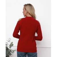 Красный вязаный свитер с вырезами на плечах