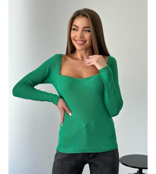 Зеленый свитер с глубоким декольте
