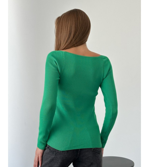 Зеленый свитер с глубоким декольте