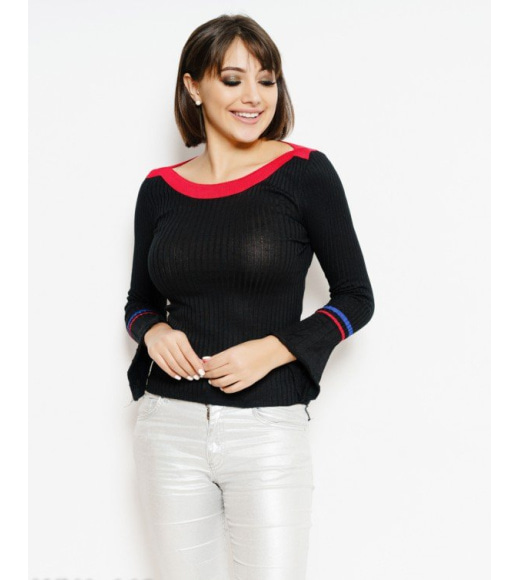 Чорний еластичний светр з воланами на рукавах