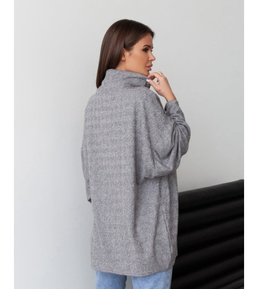 Серый фактурный свитер в стиле оверсайз