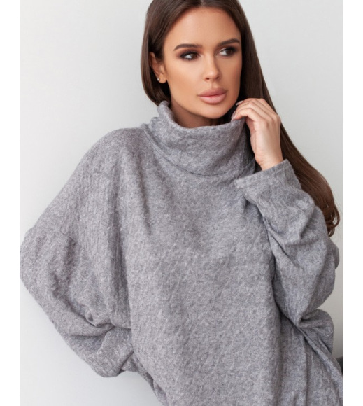 Серый фактурный свитер в стиле оверсайз