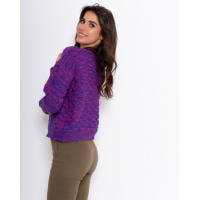 Фиолетовый свитер с клетчатым узором вязки