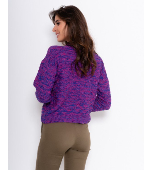 Фиолетовый свитер с клетчатым узором вязки